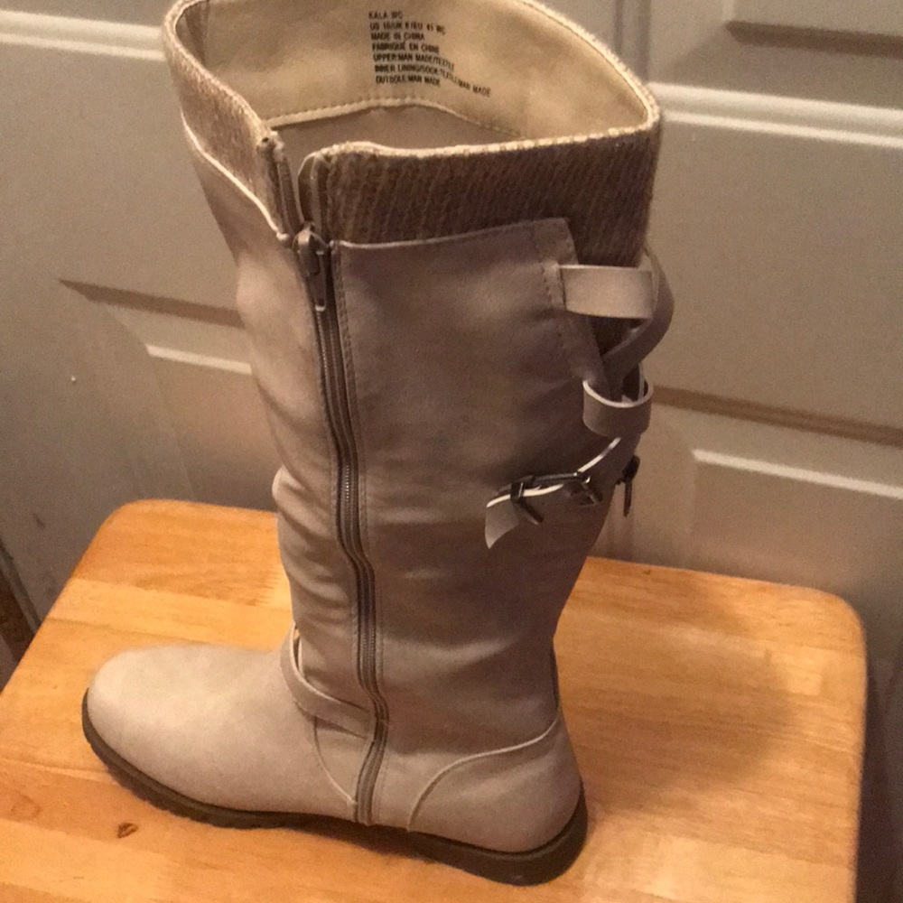 Flat boots